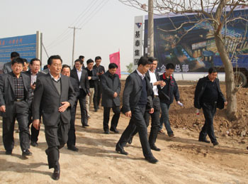 榆陽區(qū)苗區(qū)長一行考察基泰集團涇河新城項目
