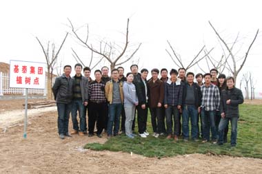 涇河新城項(xiàng)目部舉行3.12植樹鋪綠活動(dòng)