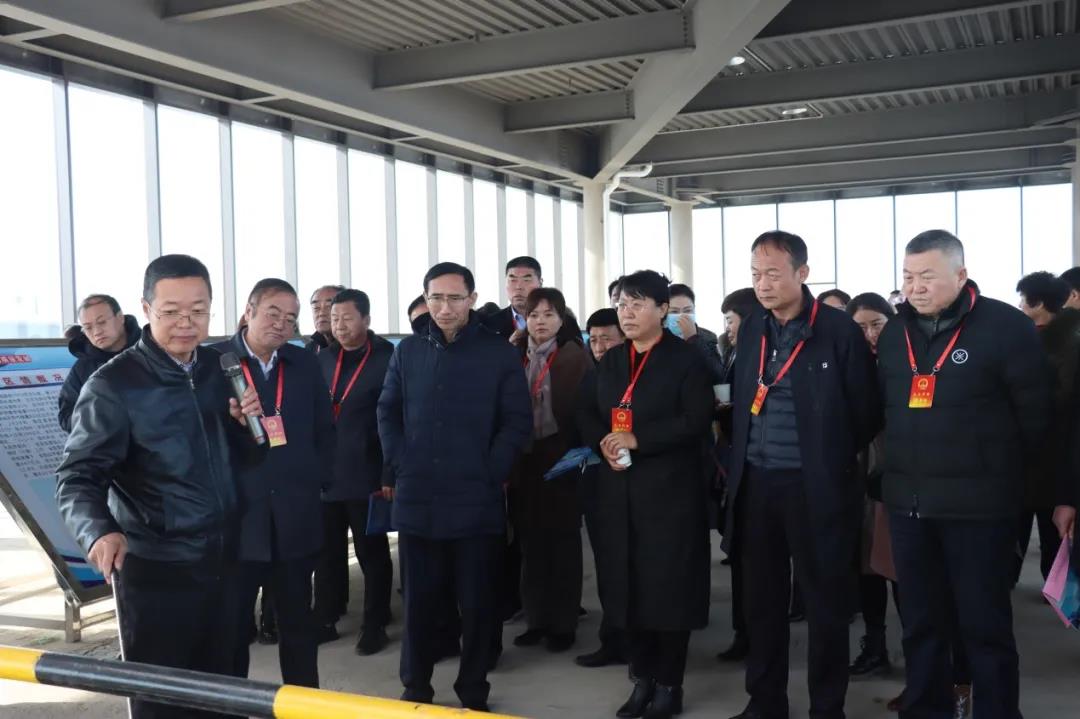 在榆省、市、區(qū)人大代表視察體育小鎮(zhèn)項(xiàng)目