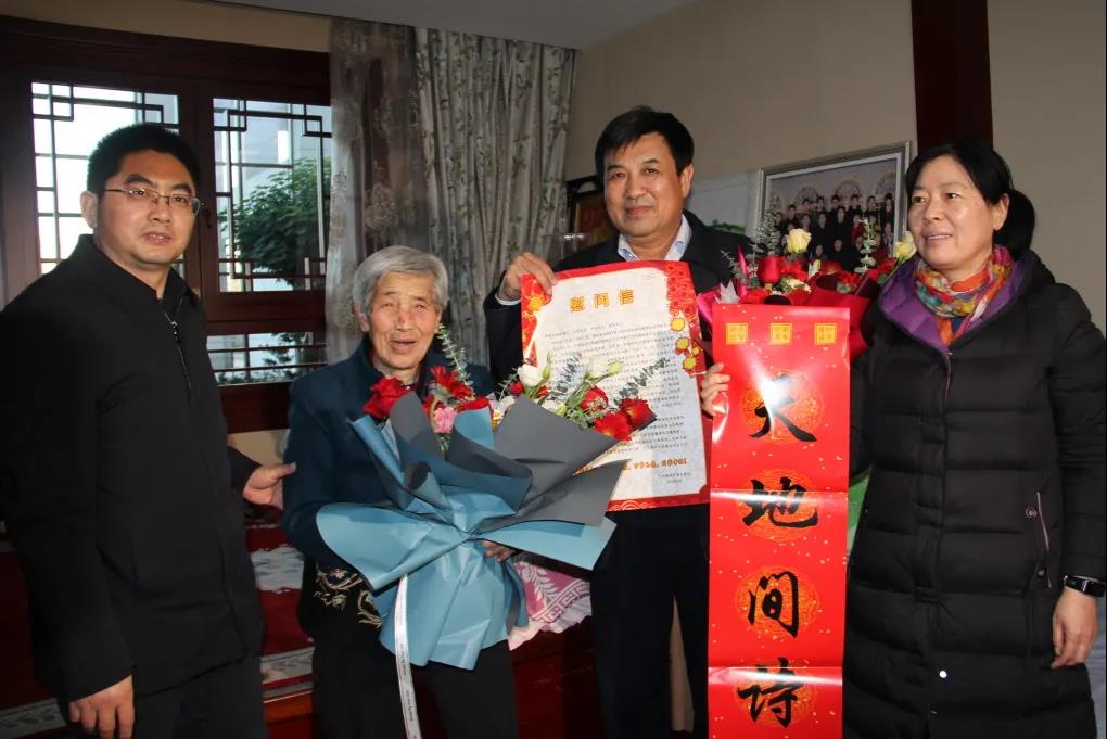 榆林市委宣傳部長(zhǎng)曾德超慰問(wèn)全國(guó)文明家庭李學(xué)彥家庭