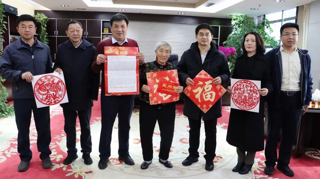 榆林市市委常委、宣傳部部長曾德超看望慰問全國文明家庭——李學(xué)彥家庭