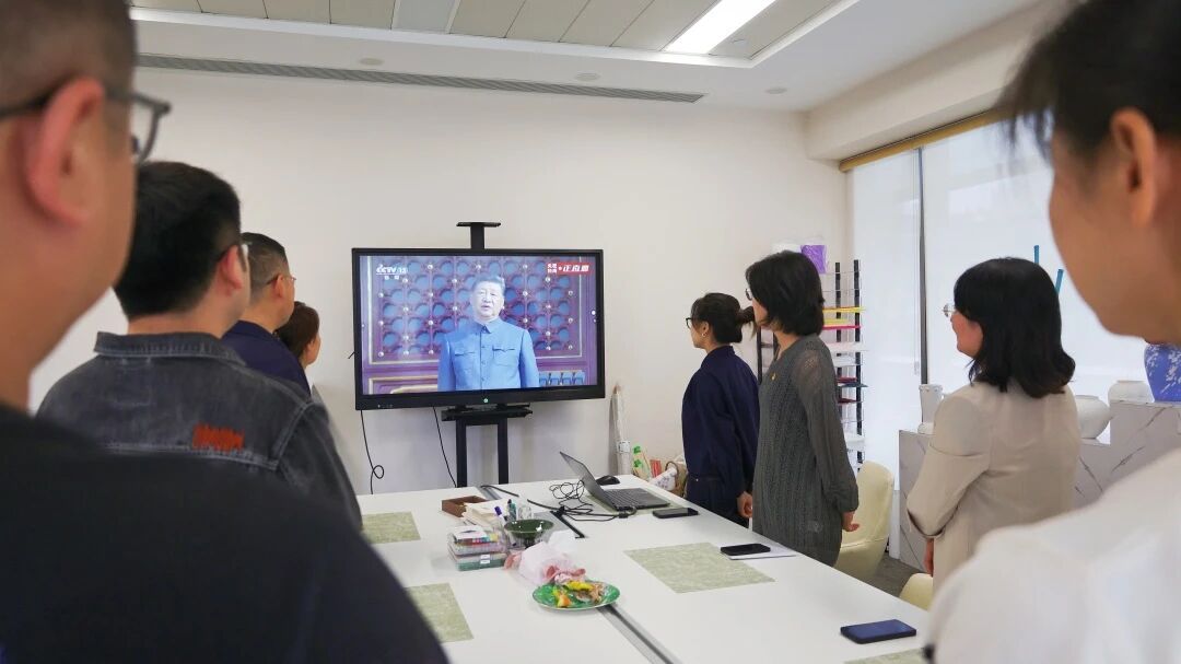 觀看閱兵盛典，見證強(qiáng)國力量